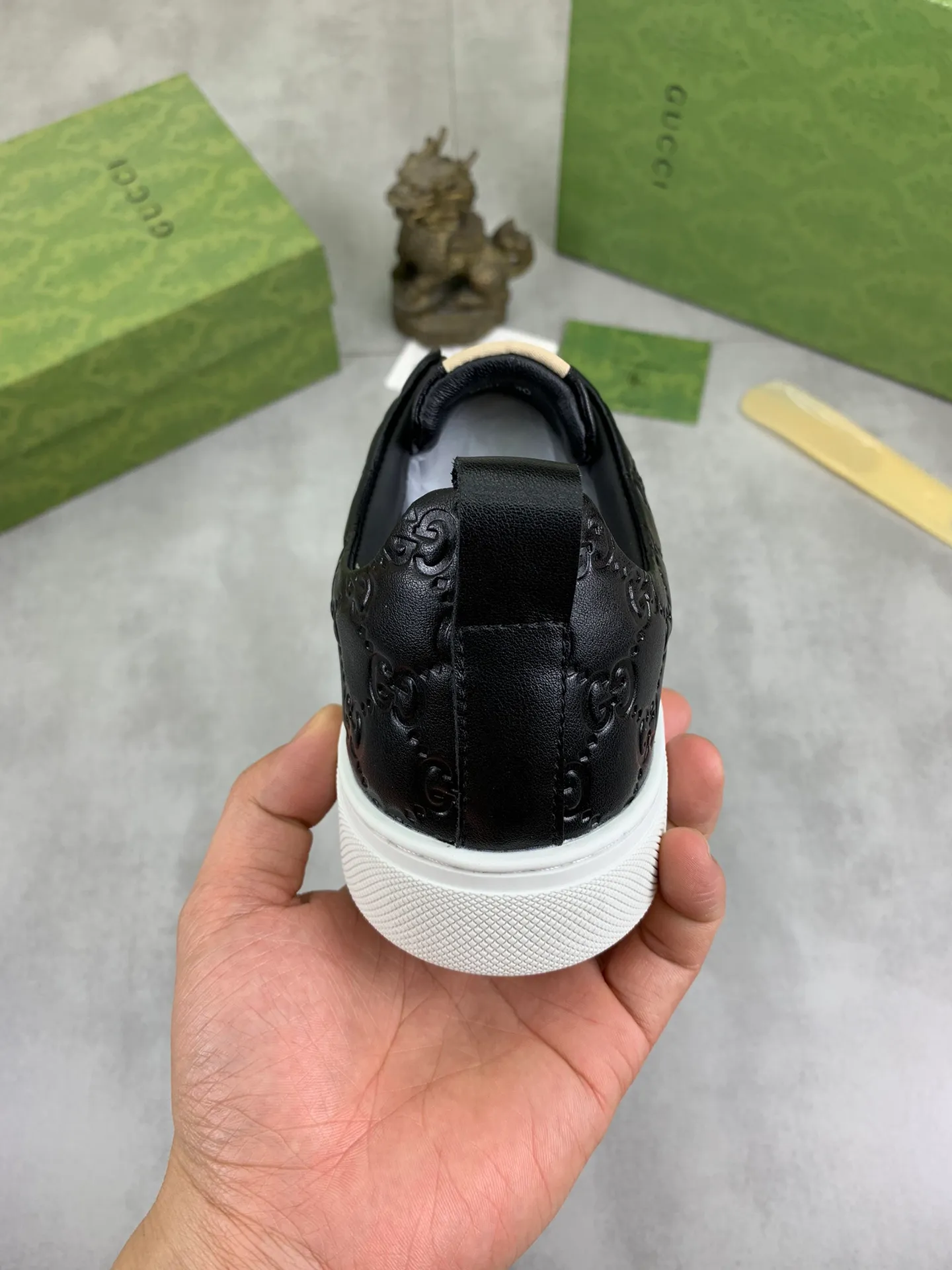 Men's shoes 💰P460💰[New model] (GUCCI) official website's latest 🎁🎁casual and fashionable men's shoes👟, hot style 💥 style is simple and elegant, exclusive for trendy men. Unique official website's latest brand double G elements Original 👑Gucci decoration, fashionable and generous, the fabric is original frosted calfskin✅Full imported sheepskin lining, the official website specifies wear-resistant, lightweight original rubber casual outsole, the classic model is taken in kind at the counter🎬38-44 Black or white optional